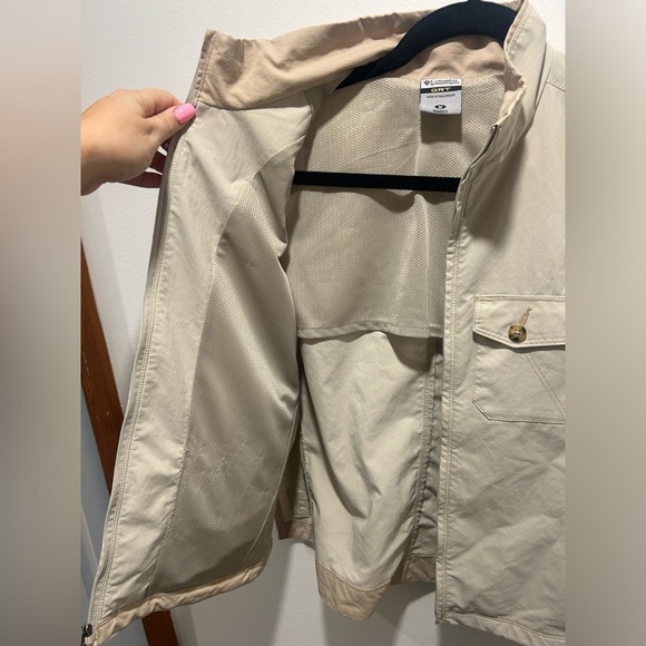 COLUMBIA size M tan vest, full front zip, pockets, collar, mesh lining - Picture 5 of 9